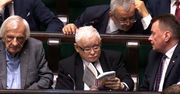 Jarosław Kaczyński Zaskoczony własną książką podczas sejmowych obrad