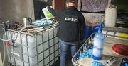 Koniec nielegalnej produkcji: służby zlikwidowały rozlewnię alkoholu i fabrykę papierosów