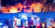 Pożar marketu w Rudzie Śląskiej: słup dymu widoczny nad miastem.