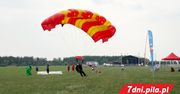 Spadochroniarze na pilskim niebie