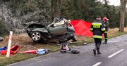 Tragiczny wypadek na drodze Piła – Trzcianka. Samochód owinął się wokół drzewa