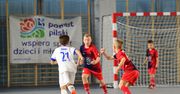 Młodzi piłkarze w Powiatowej Hali Sportowej przy Pola w Pile