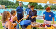 Policjanci na basenie w Czarnkowie