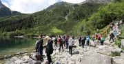 Tłumy turystów w Tatrach; oblężone Morskie Oko, kolejki na Giewont