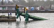 Gdańsk: dźwig stoczniowy z wyspy Ostrów wpadł do kanału portowego