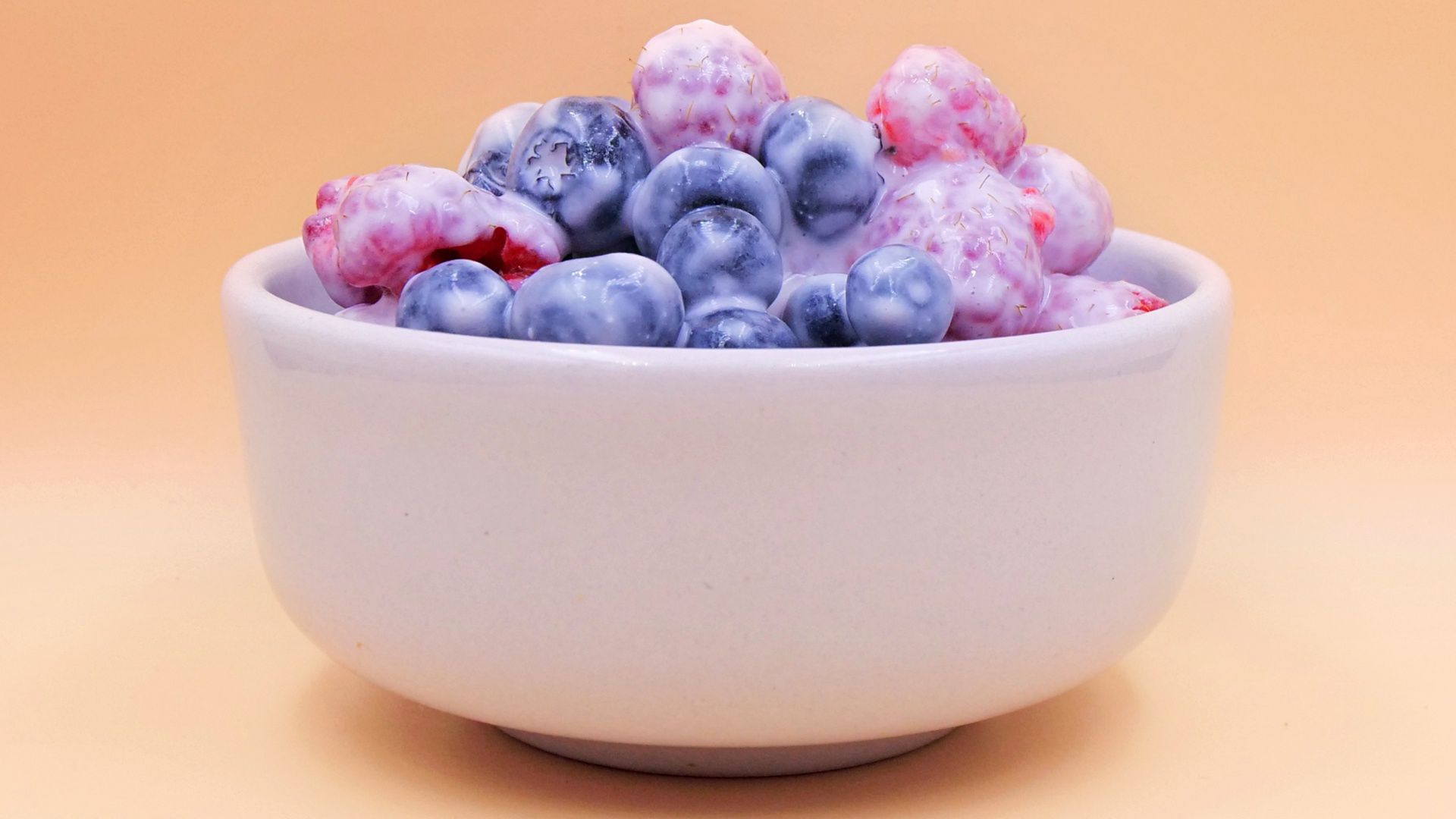 Wymieszaj z borówkami i malinami. Będą wyglądać bajecznie, a smakować jeszcze lepiej