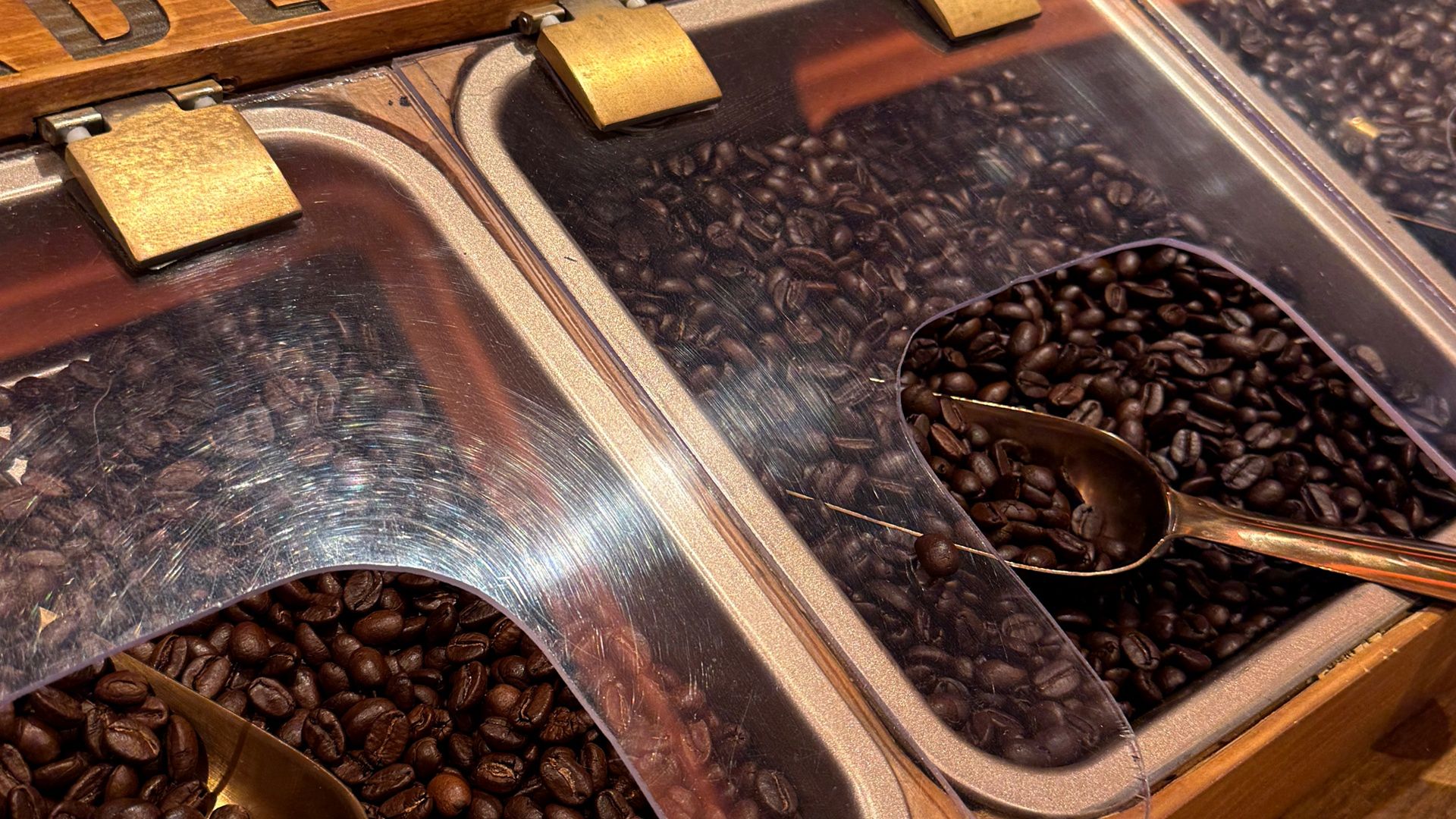 Ziarna kawy na przekąskę? Mało kto wie, co dzieje się po ich zjedzeniu