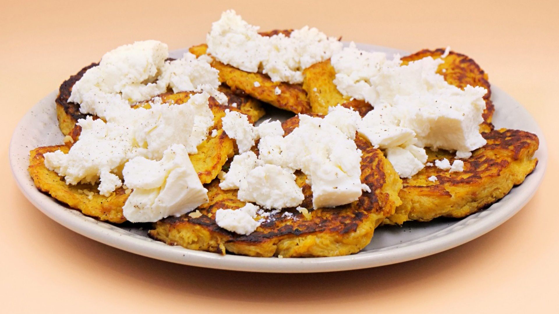 Zamiast ziemniaków ścieram inne warzywo na placki. Smak podbija grecki ser na wierzchu