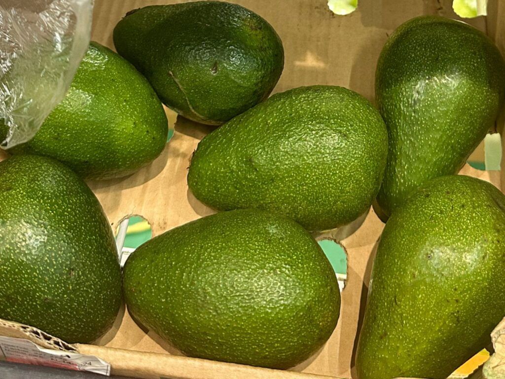 Awokado będzie kremowe i miękkie. Zwróć uwagę na jeden szczegół