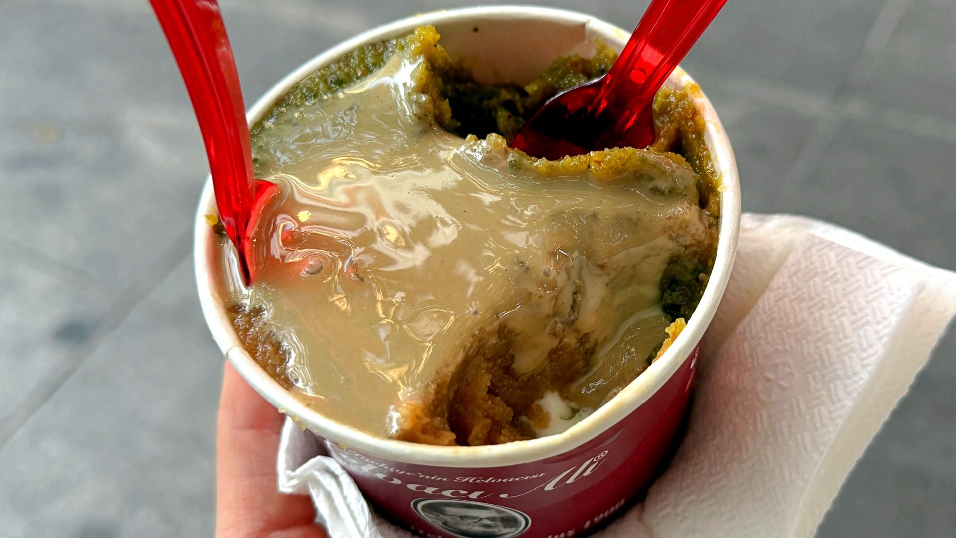 Rozpływa się w ustach i pachnie jak marzenie. Ten ciepły deser z chałwy uzależnia