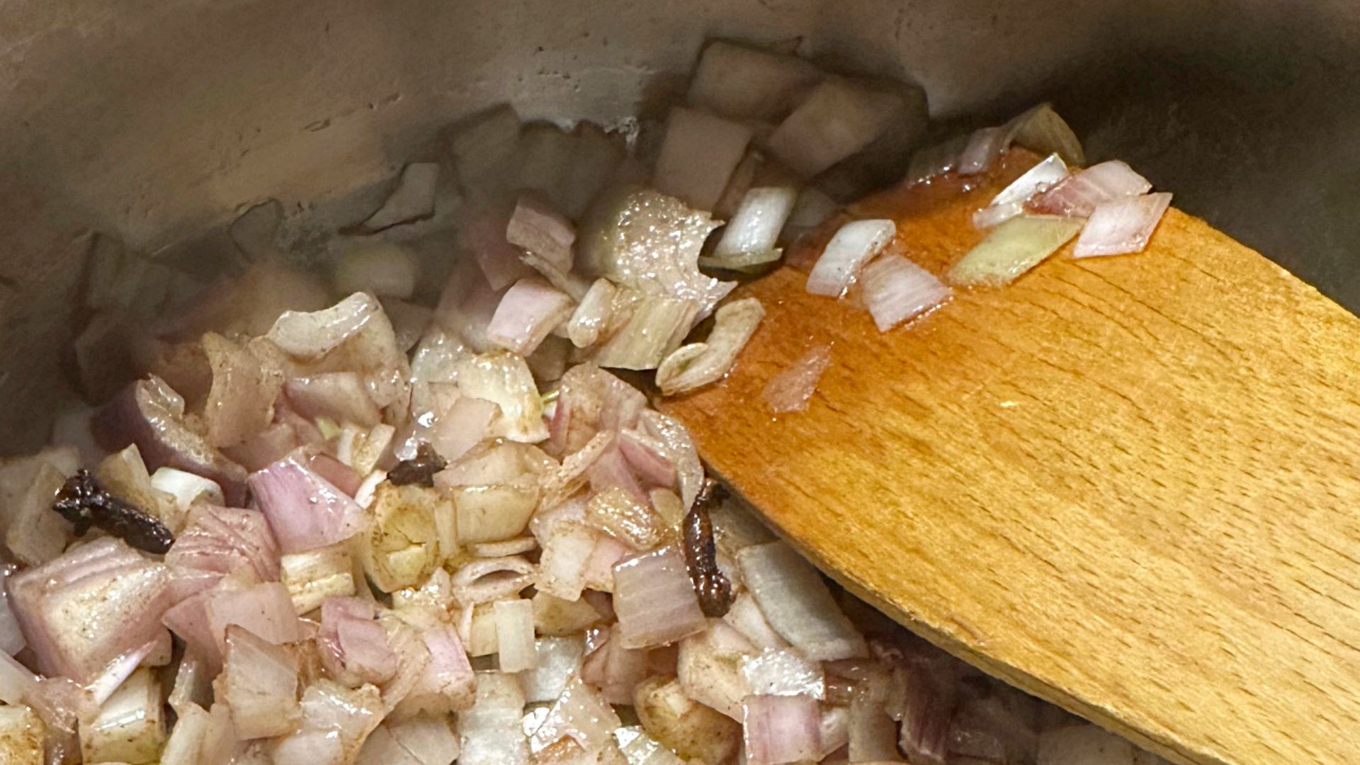 Jedz, a nie staniesz się przekąską dla komarów. Te produkty je zniechęcają