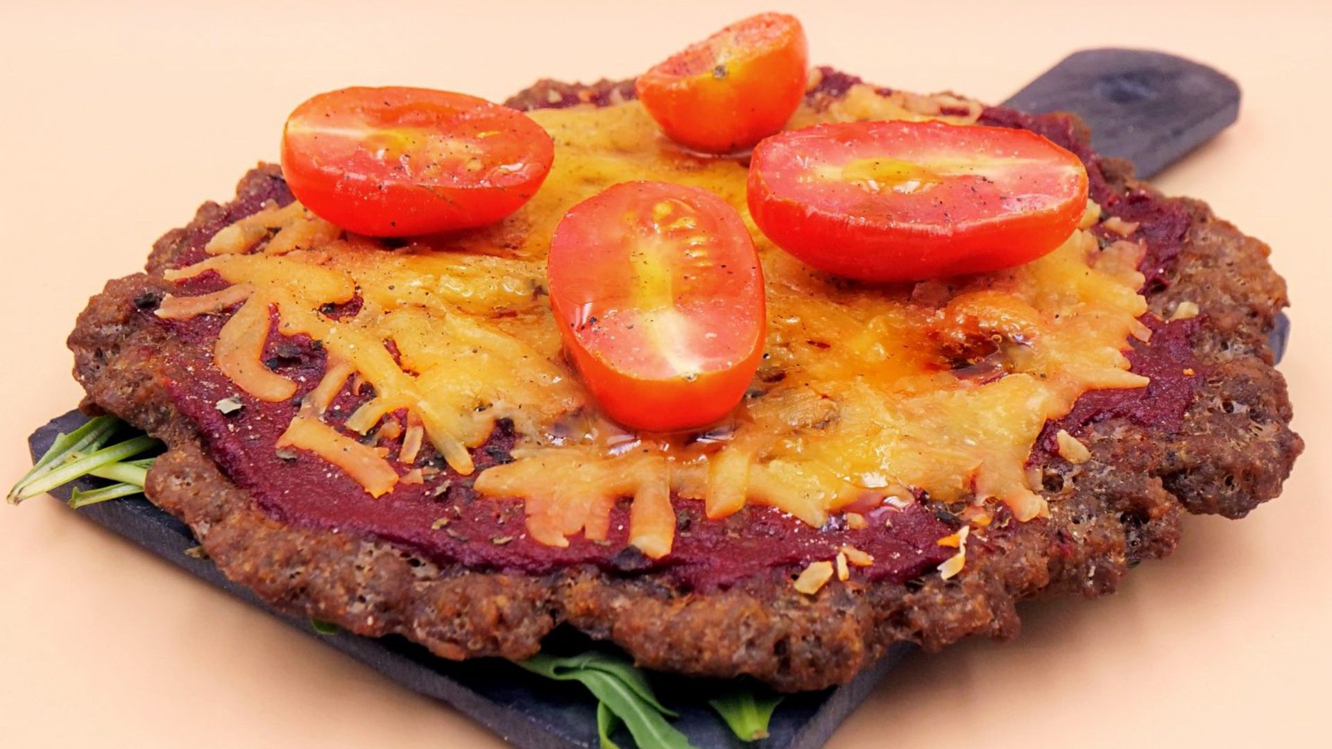 Zrób pizzę z mięsa i sera. Brzmi dziwnie, ale nie oderwiesz się od talerza