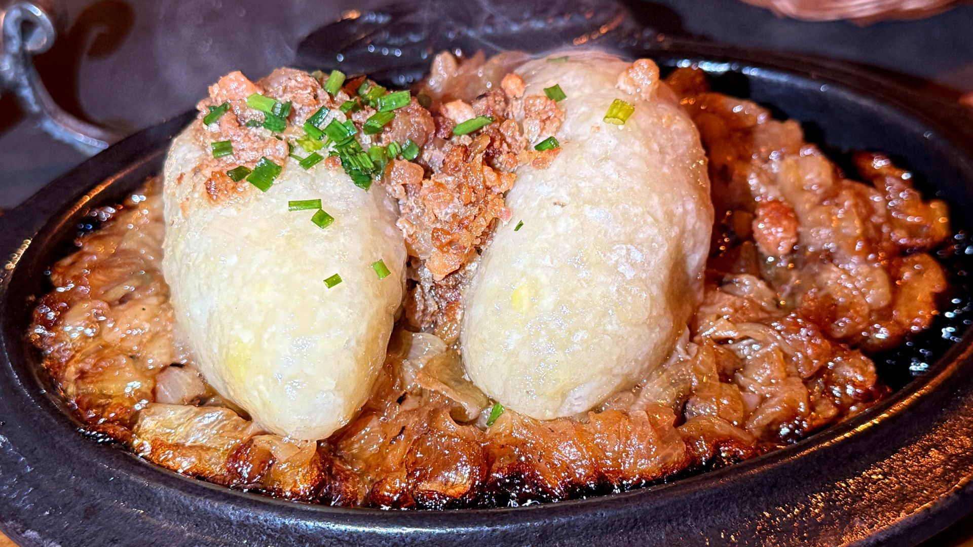 Polacy się zajadają i nie myślą o skutkach. Te produkty przyklejają się do jelit i je zatykają