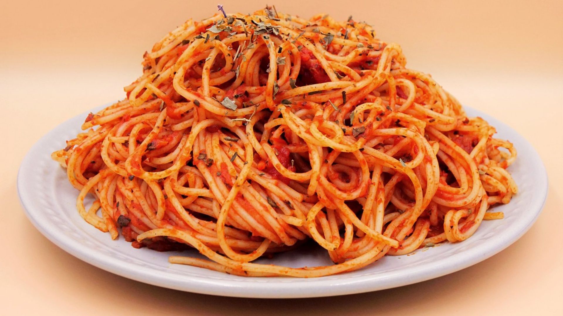 Najszybszy przepis na sos pomidorowy. Zrobisz go, zanim ugotuje się makaron