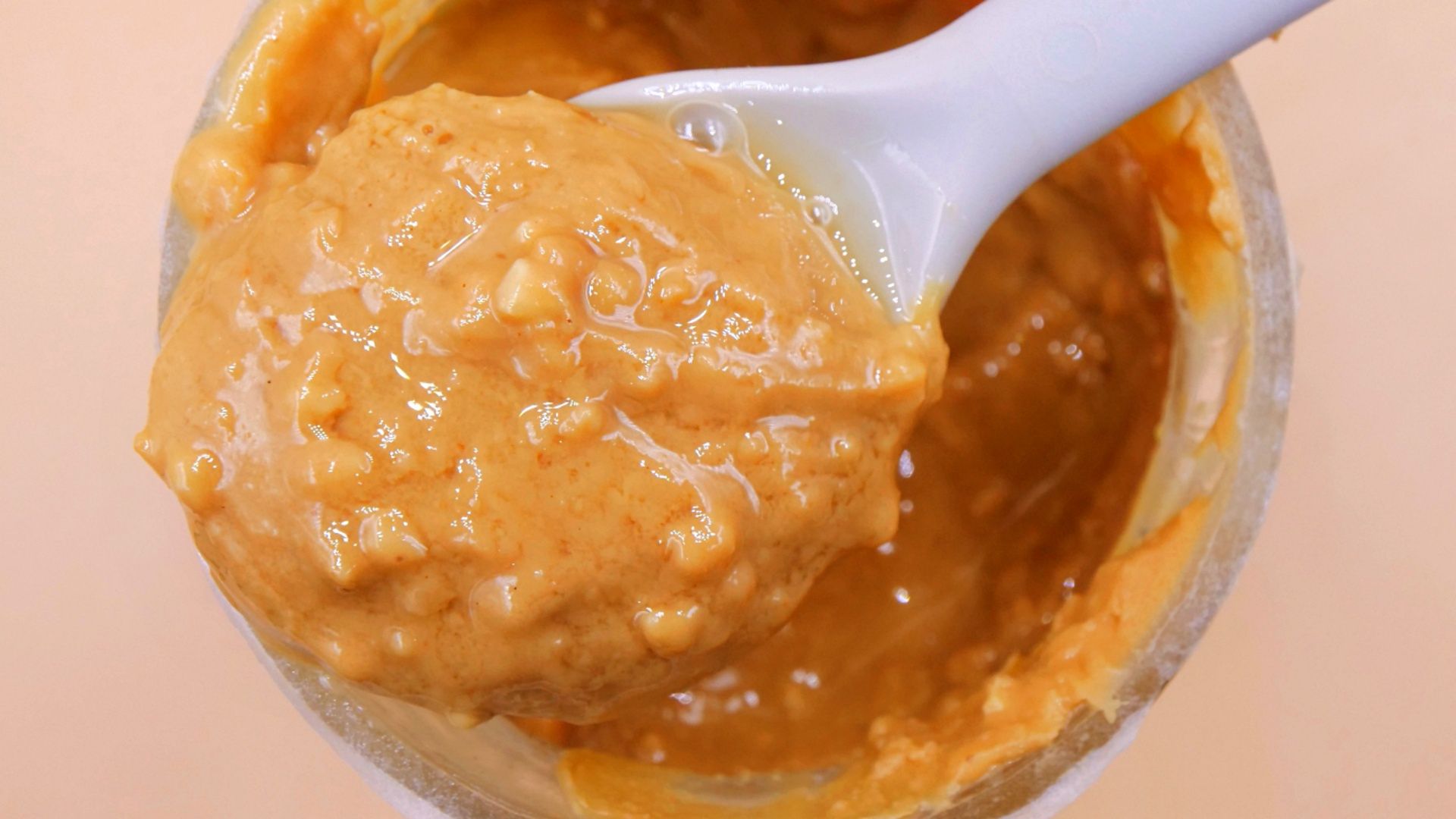 Łyżka dziennie może zmienić twój metabolizm. Sprawdź, co naprawdę robi masło orzechowe