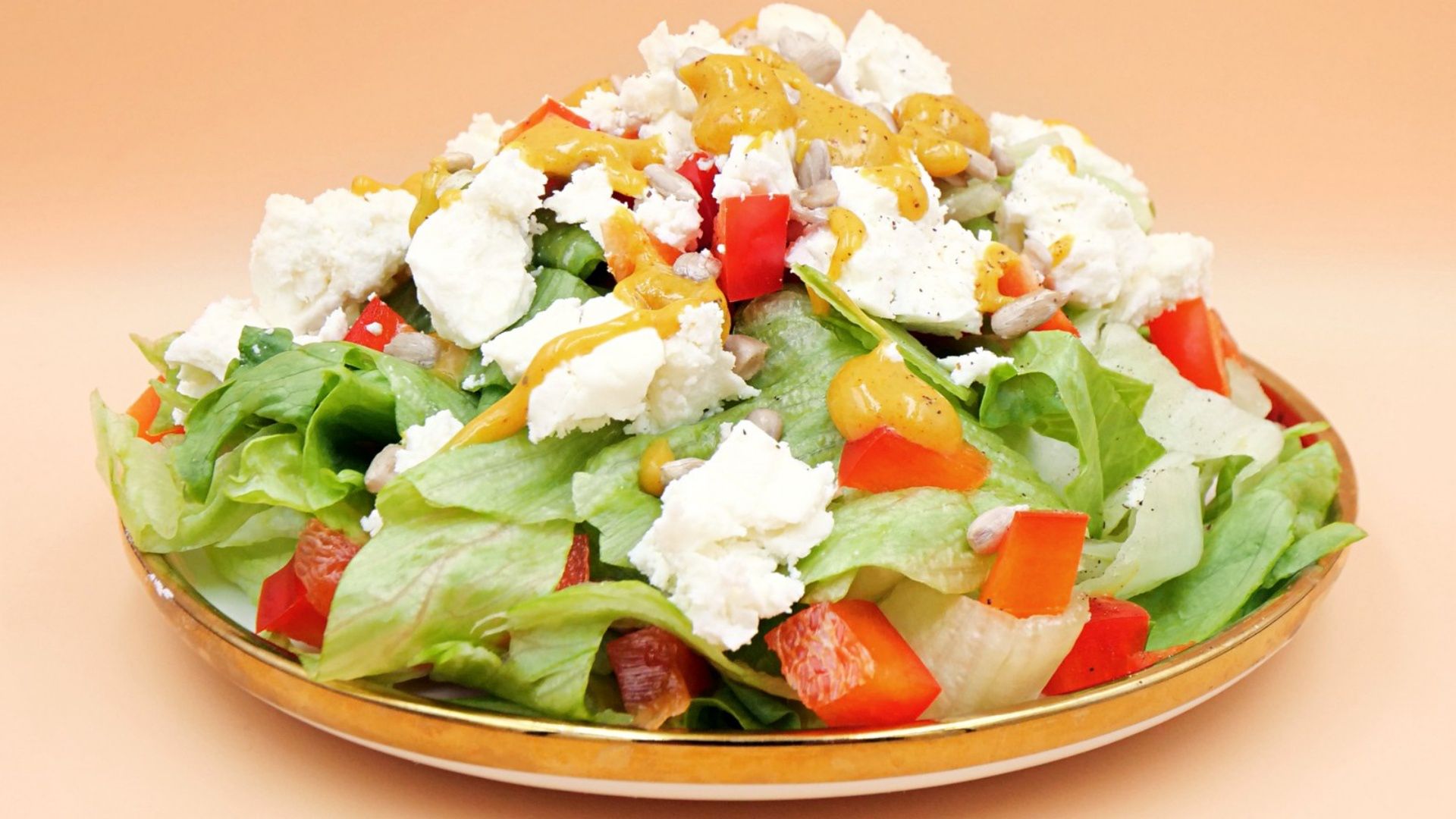 Podaj tę sałatkę na kolację albo zrób na domówkę. Sos gra główną rolę i wydobywa smak każdego składnika