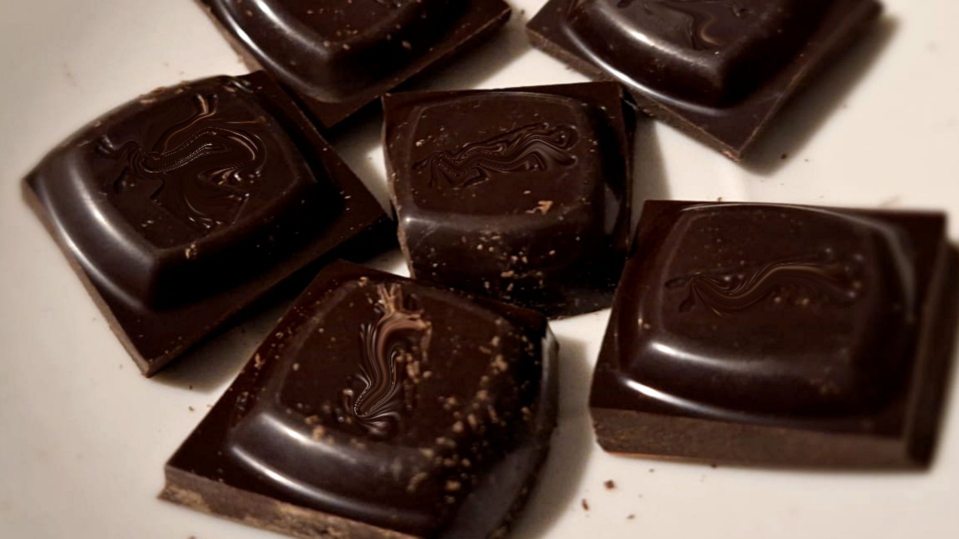 Wielu je taką czekoladę, myśląc, iż jest zdrowsza. Jak faktycznie wpływa na organizm?