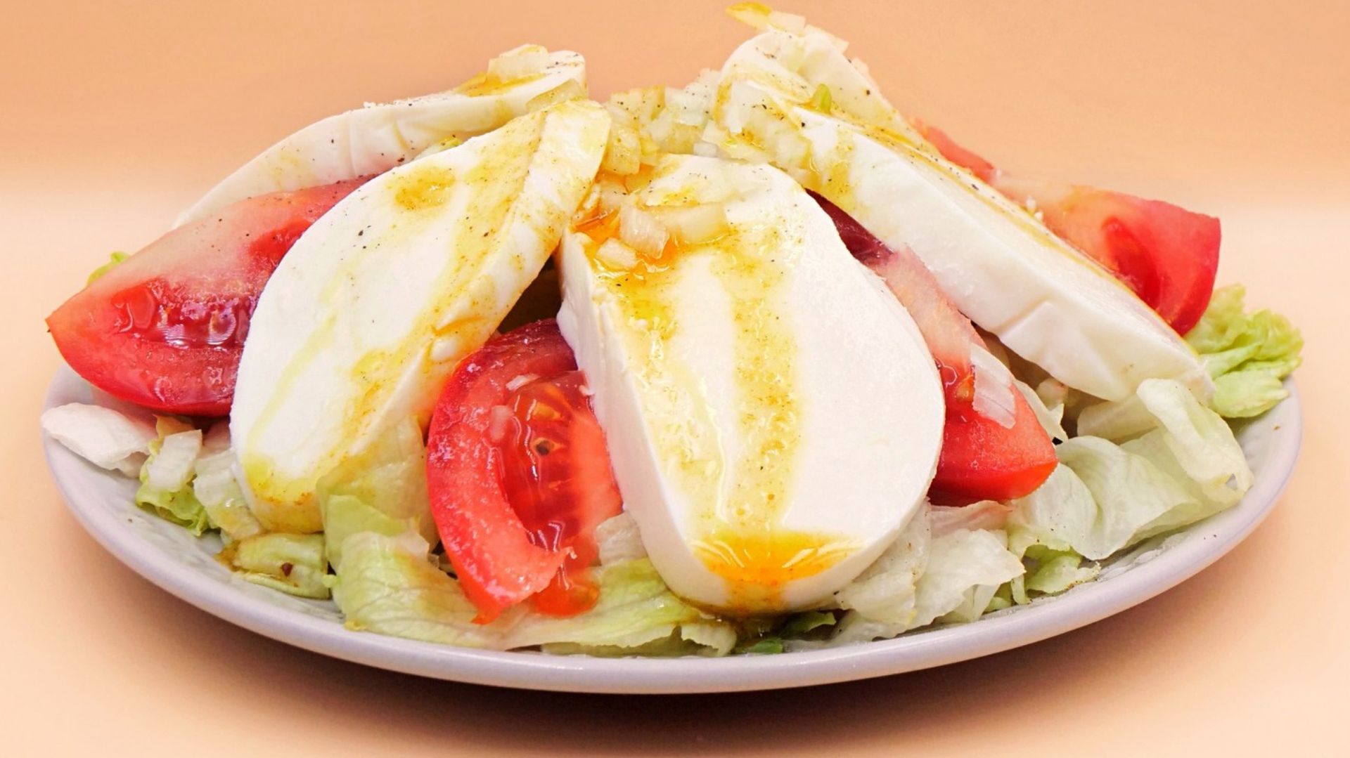 Mieszam z oliwą i polewam mozzarellę. Tak pysznej sałatki nie znajdziesz w żadnej restauracji