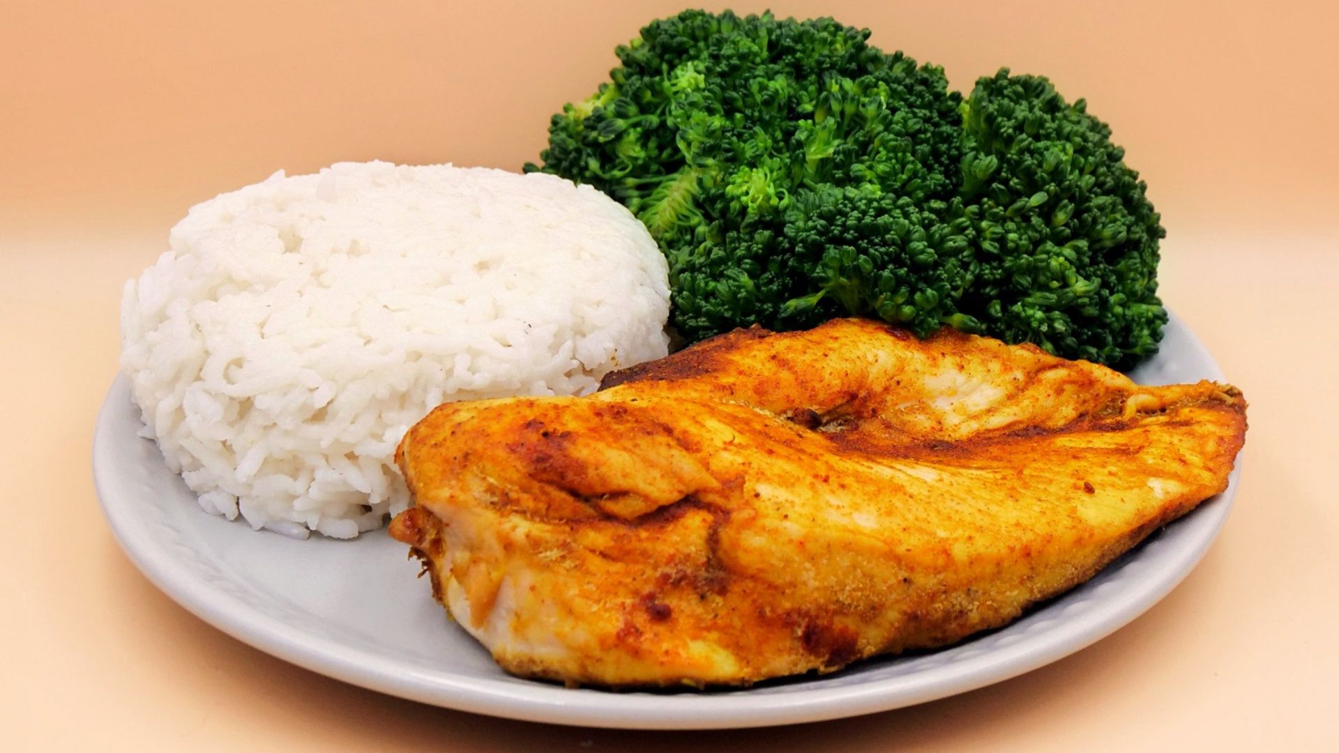 Takim obiadem zajadają się wszyscy kulturyści. Sprawdzamy, czy faktycznie spala tłuszcz