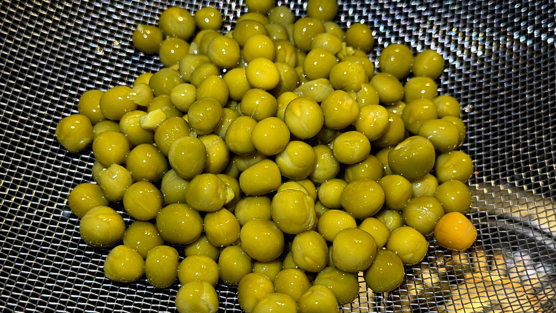 Mały, zielony, a może nieźle namieszać. Oto jak groszek z puszki wpływa na jelita