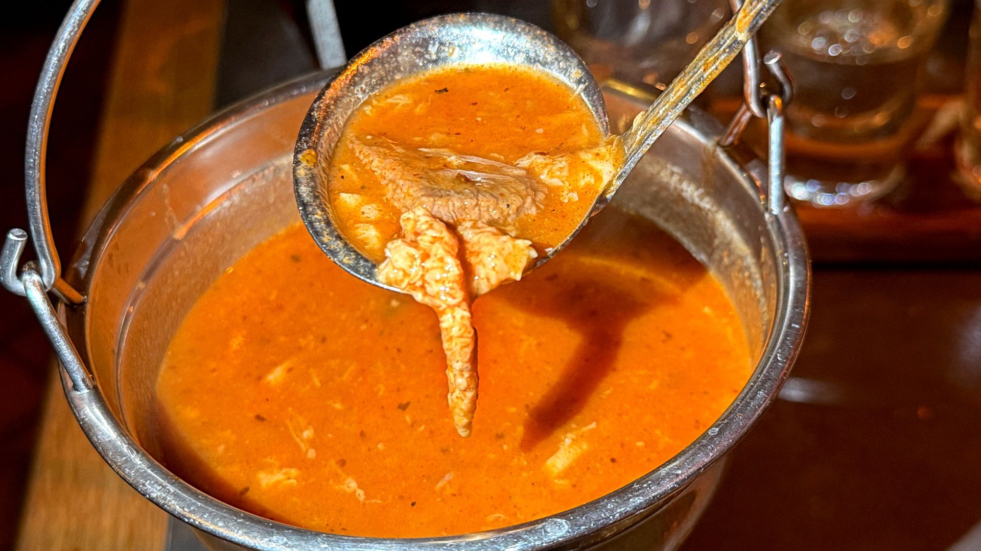 Jedni kochają, u innych wywołują dreszcze. Oto dlaczego warto je jeść nie tylko na imprezach