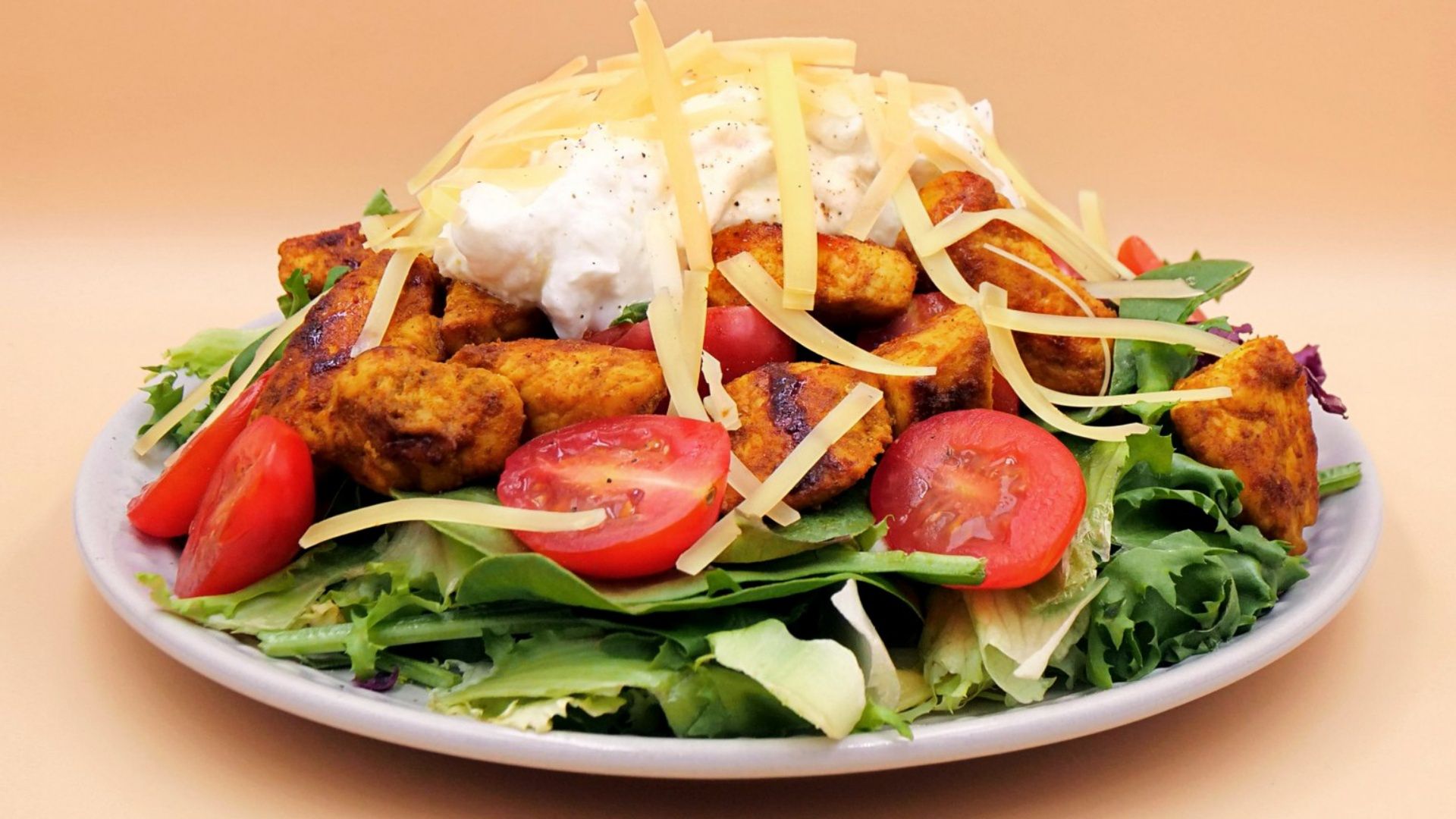 Nowa twarz kultowej sałatki. Lekka, białkowa bomba, która podkręci twój metabolizm