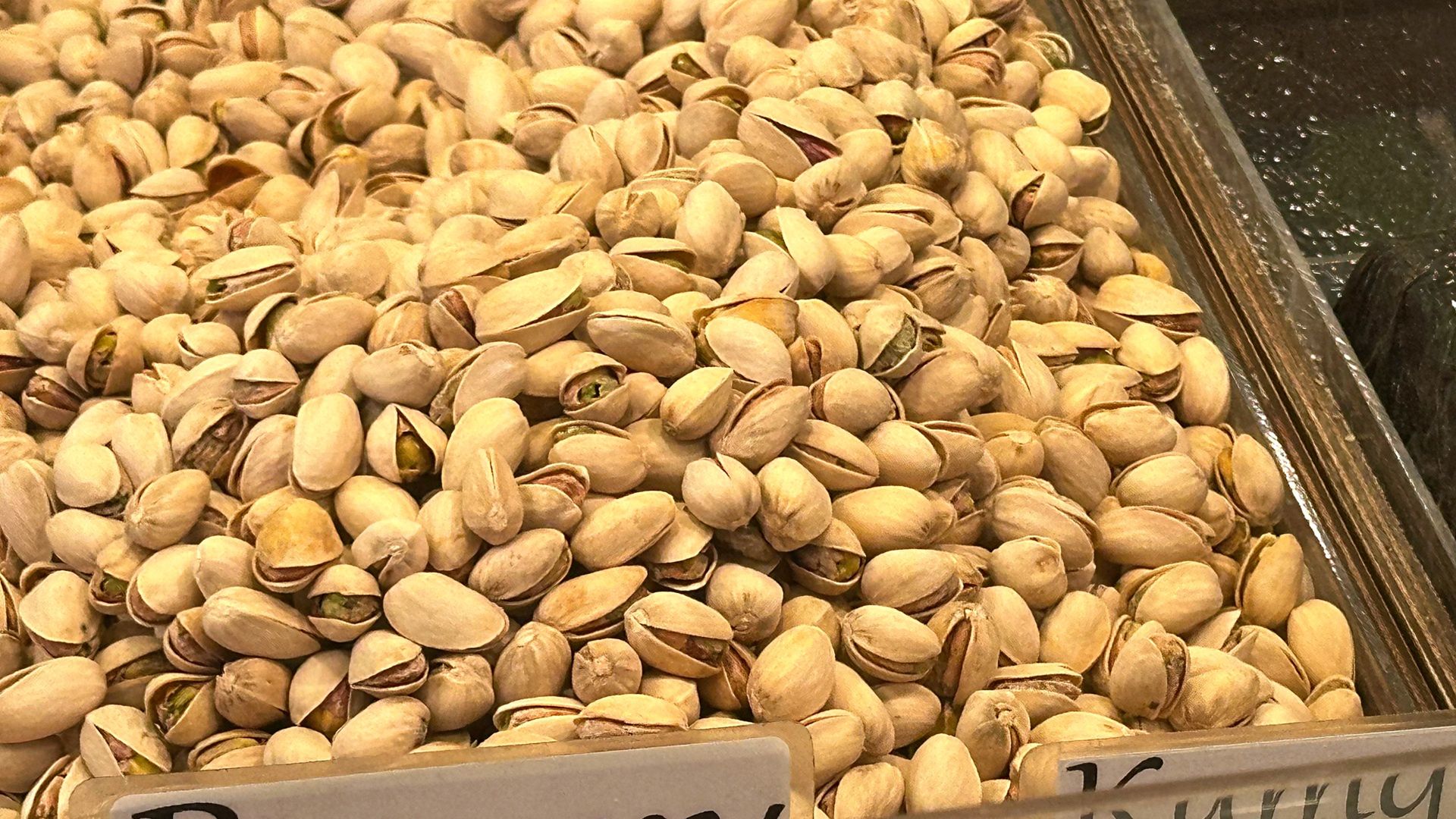 Polacy jedzą je garściami. Wielu nie wie, jak dokładnie wpływają na organizm