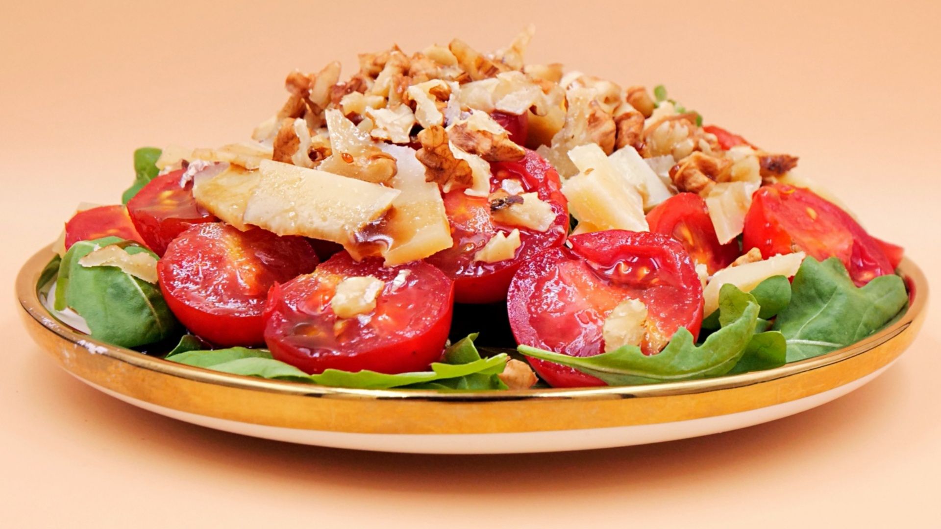 Sekret tej sałatki tkwi w sosie. Smakuje naprawdę obłędnie