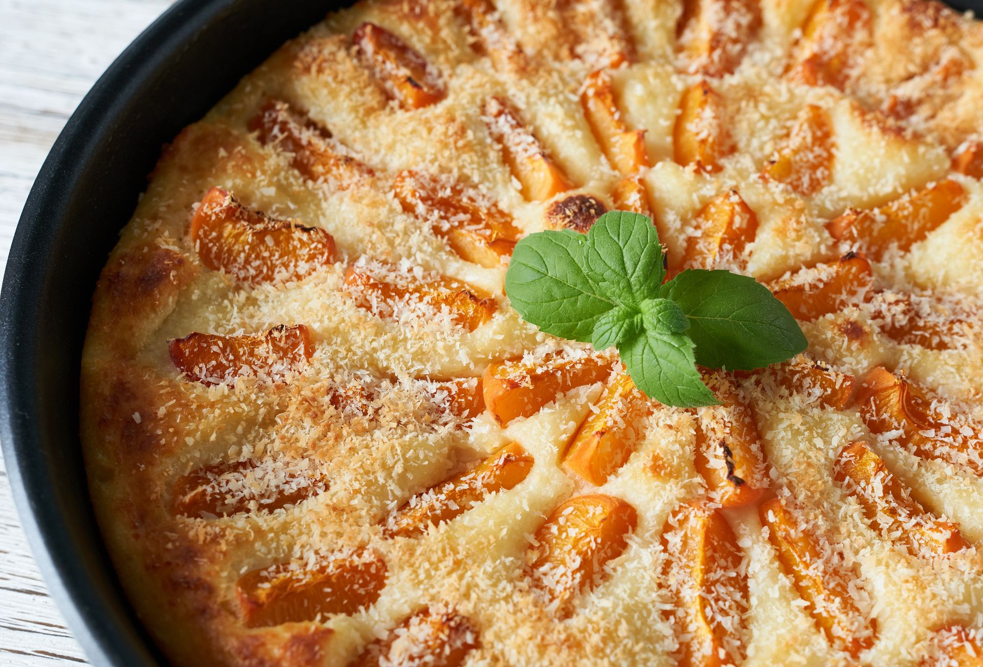 Na deser przygotowuję to proste ciasto. Na wierzch dorzucam słodkie morele