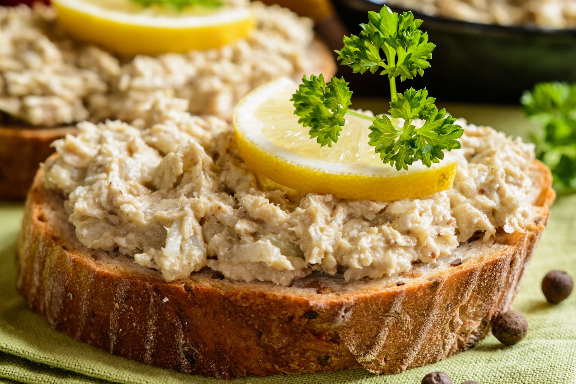 Dodaj łyżkę do pasty z makreli. Wyjdzie bardziej kremowa