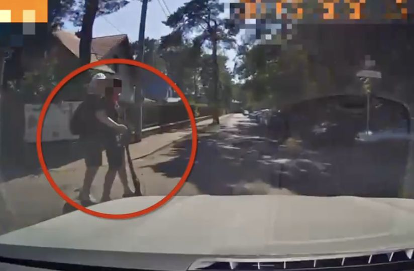 Rajd na e-hulajnodze. Zderzyli się z samochodem