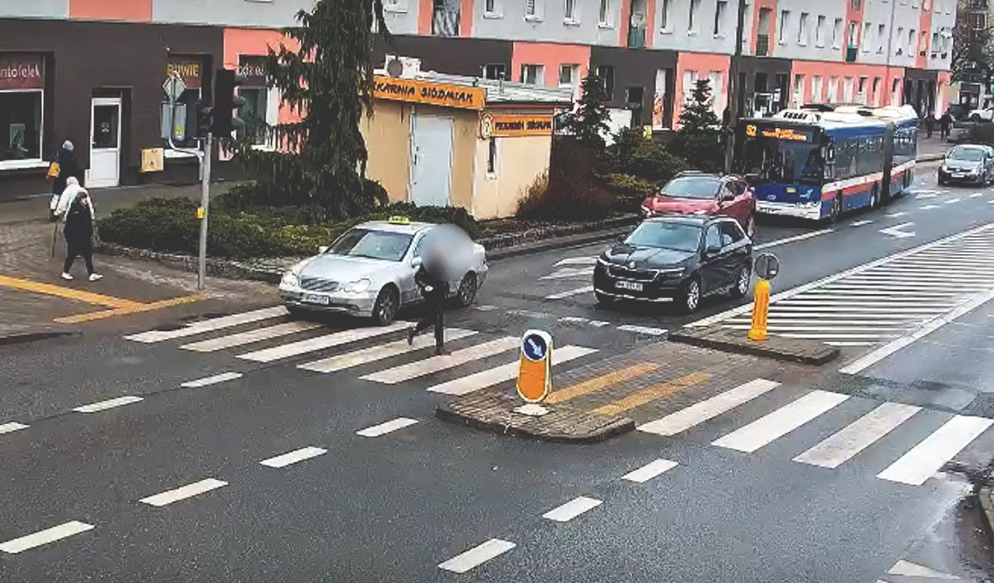 Pieszy przeszedł, droga wolna. Czy kierowca może już ruszyć?
