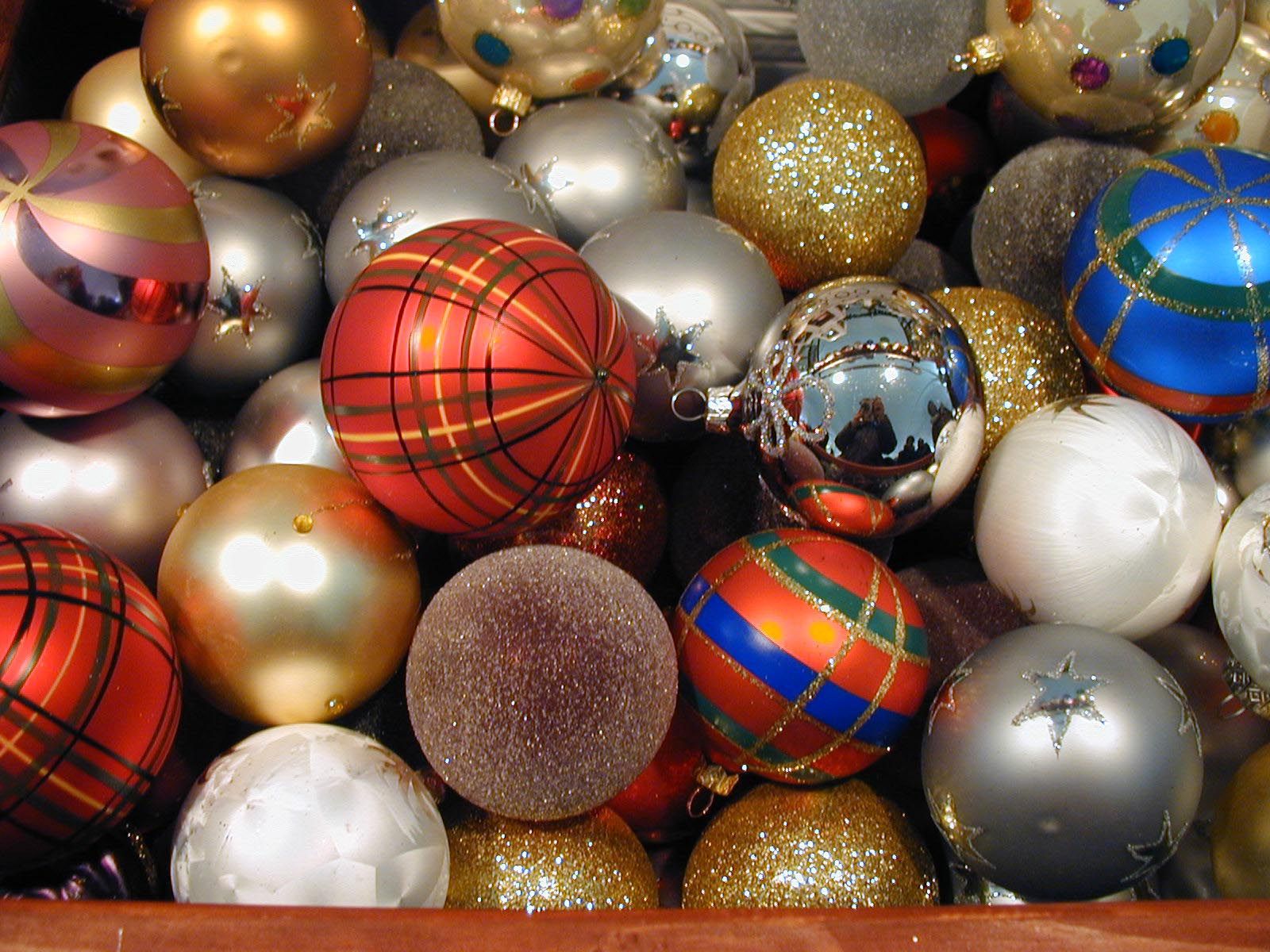 Zbite bombki wyrzucaj do tego kosza. Wiedziałeś o tym?