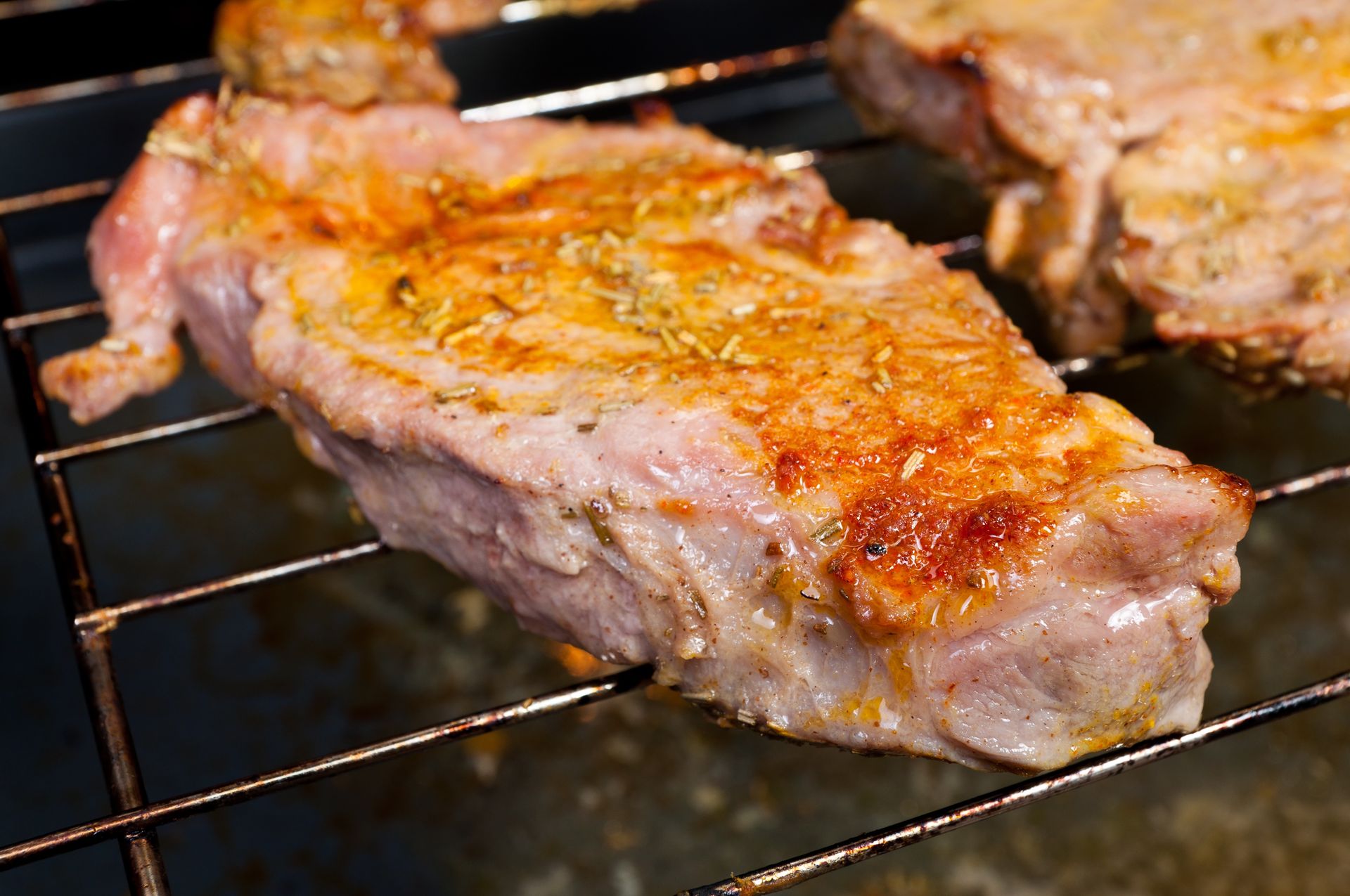 Dodaję do marynaty. Karkówka z grilla jest tak delikatna i miękka, iż nie potrzeba do niej noża