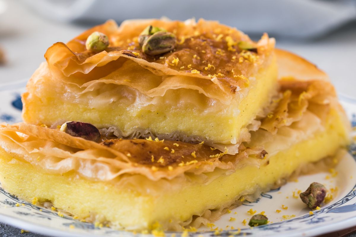 Greckie ciasto ocieka słodyczą. Kremową masę można wyjadać łyżkami