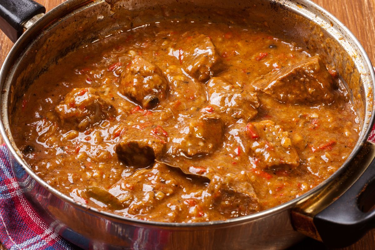 Mięso w sosie czy gulaszu będzie mięciutkie i delikatne. Tylko pamiętaj o kilku rzeczach