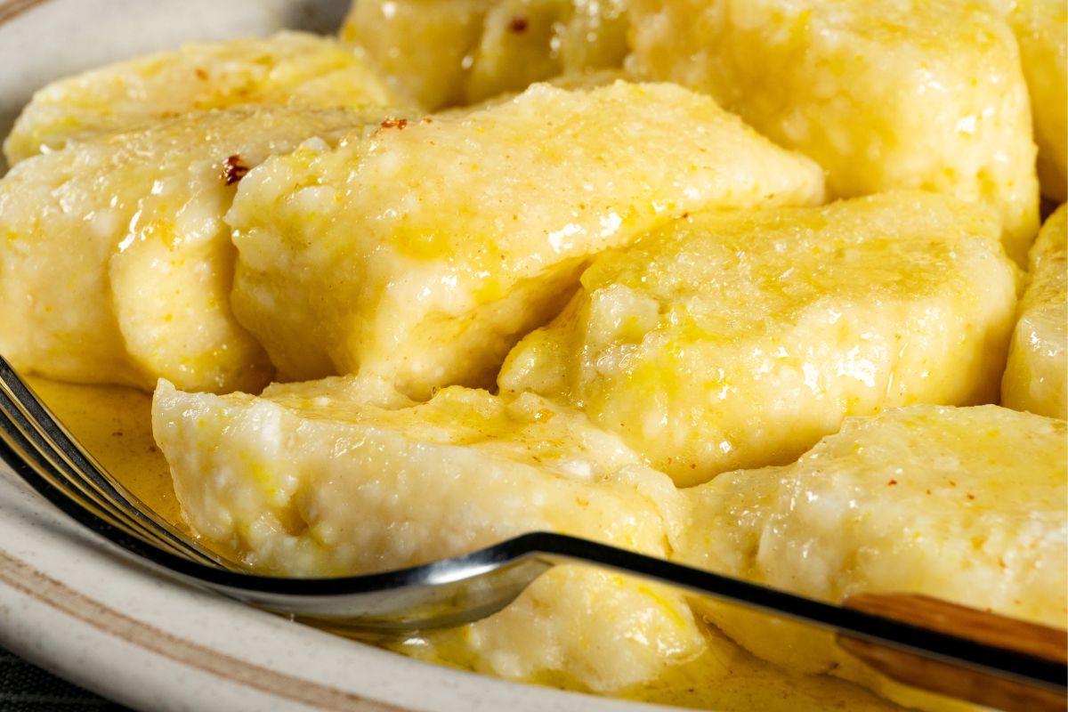 Dosypuję do kopytek. Są słodziutkie i tak pyszne, iż niejadki proszą o dokładkę