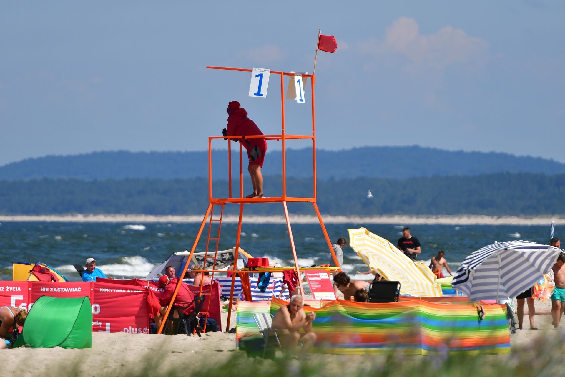 Zakaz wejścia do Bałtyku na części kąpielisk. Powiewają czerwone flagi
