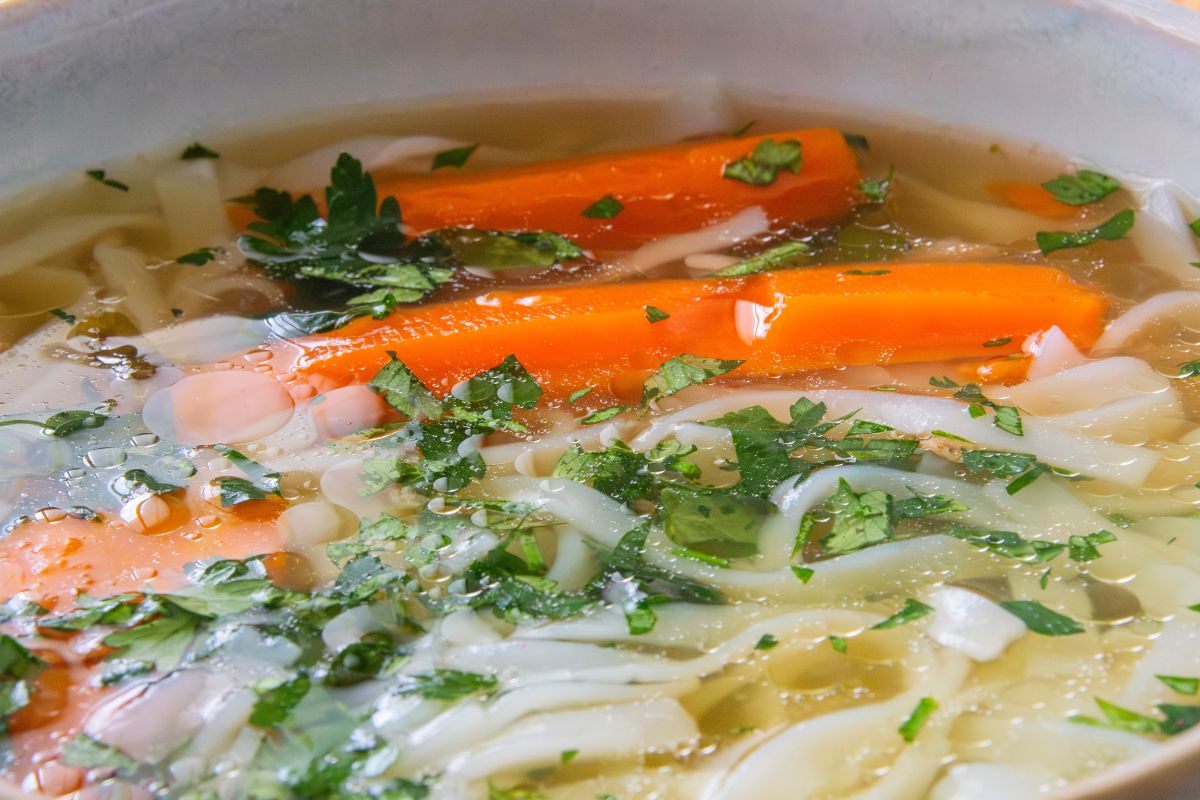 Wlewam odrobinę do rosołu, bo działa lepiej niż maggi. Ten trik stosują choćby szefowie kuchni
