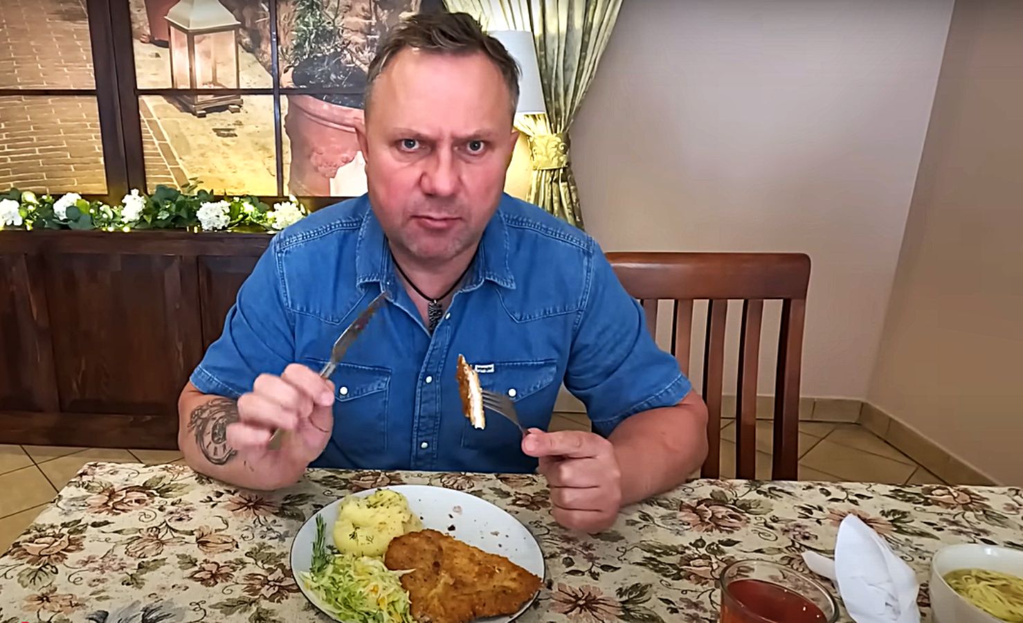 "To chyba jakiś sen". Internauci zaskoczeni kwotą, jaką zapłacił Strzelczyk za obiad w Mielnie