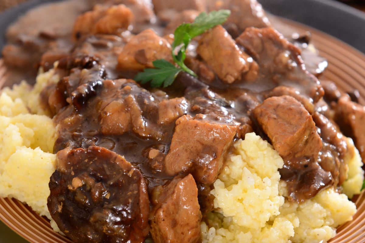 Mój tata robi gęsty i aromatyczny gulasz z tym dodatkiem. Idealny do ziemniaków, kaszy i ryżu