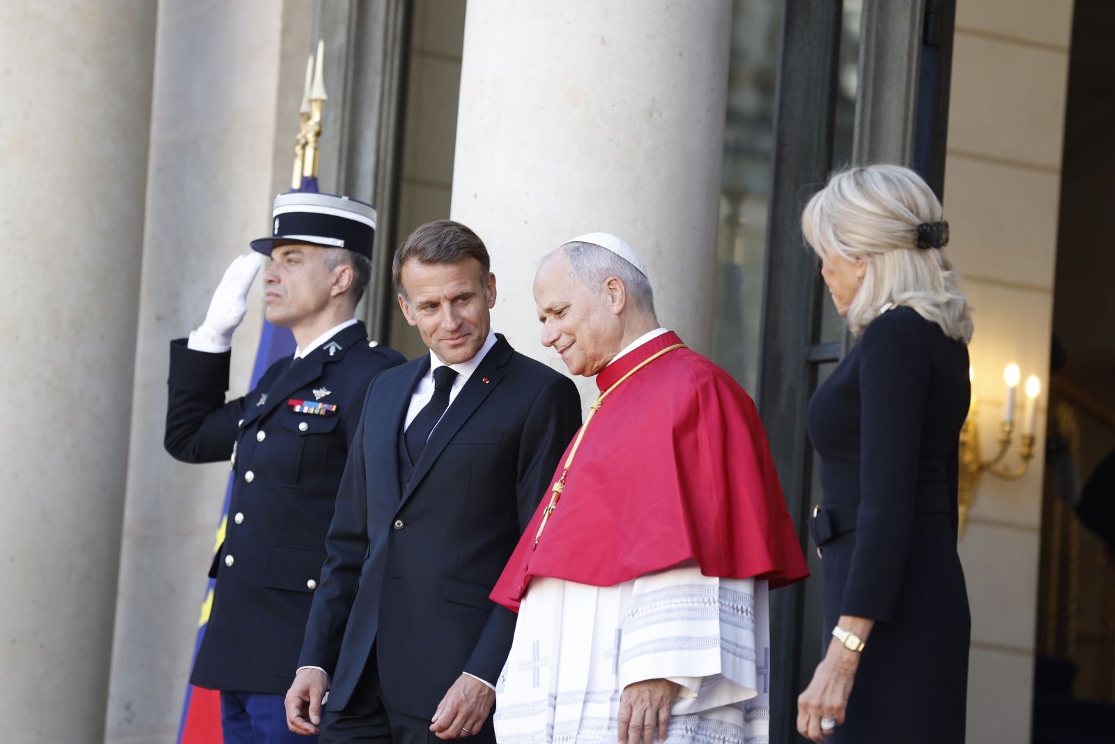 Paryż jak twierdza. Przyleciał papież Leon XIV