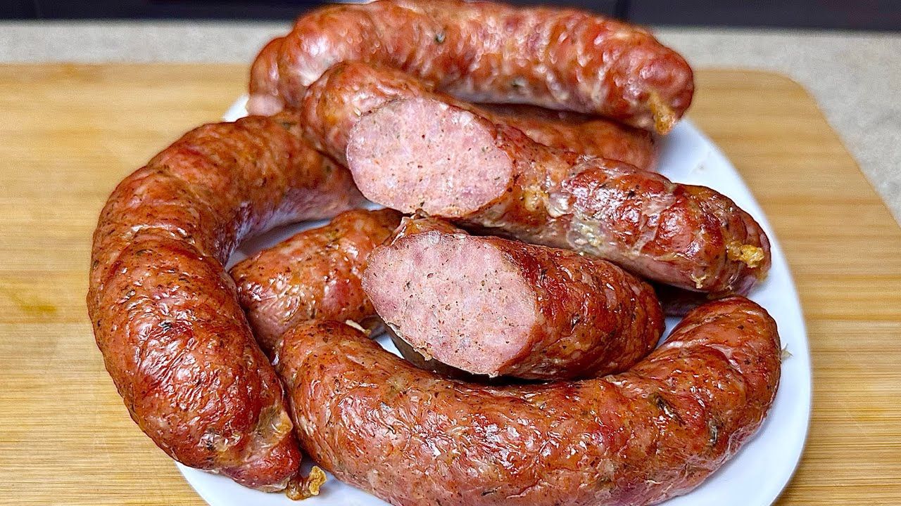 Domowa kiełbasa z piekarnika. Połącz 2 rodzaje mięs i aromatyczne przyprawy