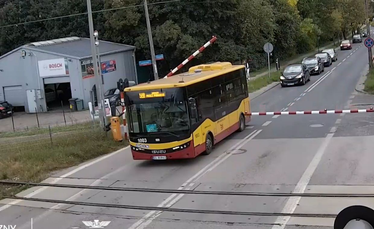Autobus MPK utknął na przejeździe. Panika wśród pasażerów