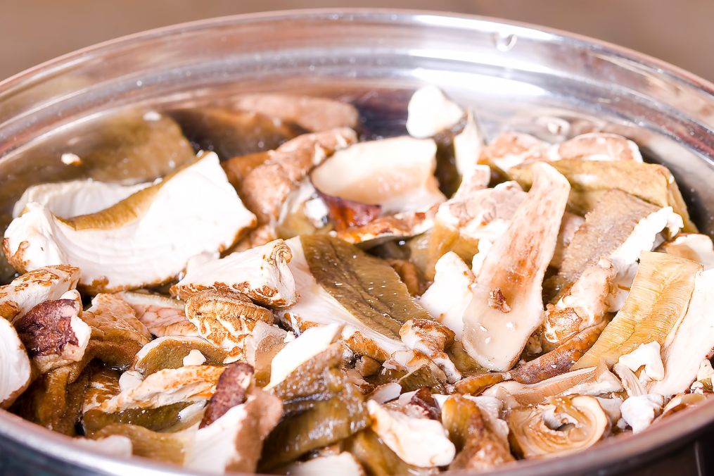 Dodaj do gotowania grzybów. Wciągnie z nich całą gorycz