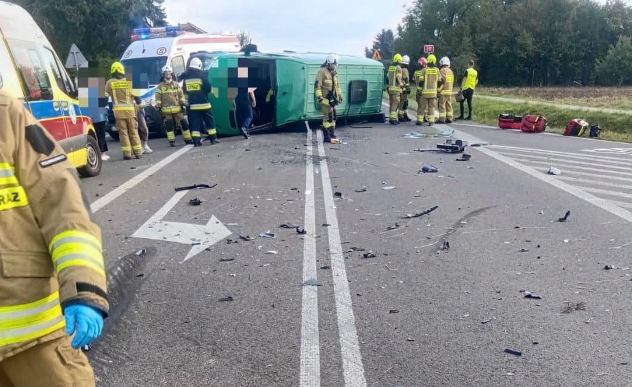 Bus zderzył się z osobówką i przewrócił na bok. Jest wielu rannych