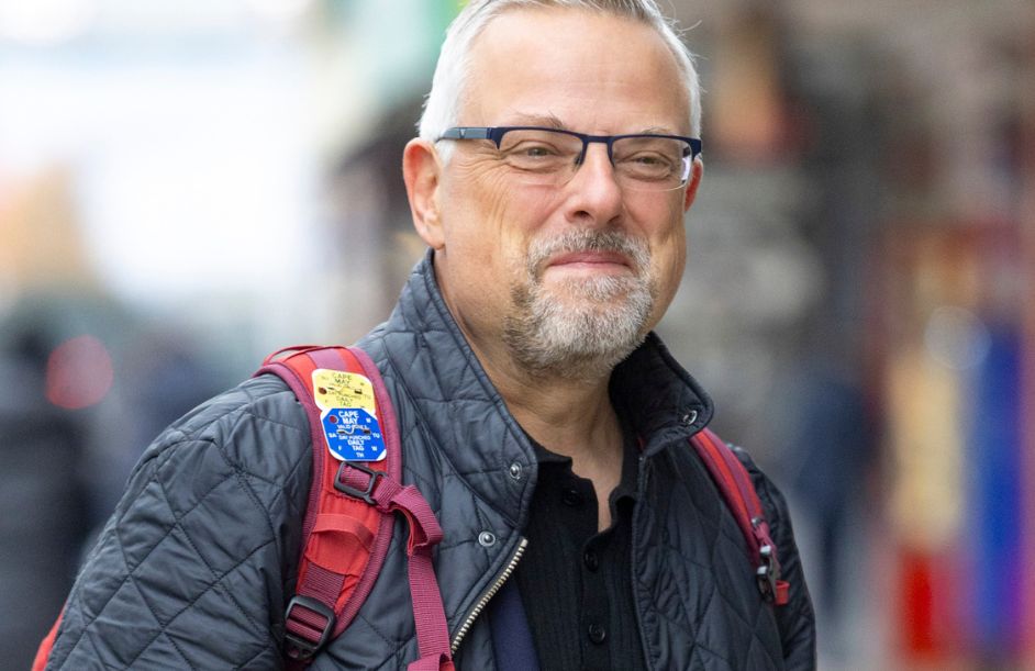 Pokazał się w takim stroju przed kamerą. "Przepraszam państwa"