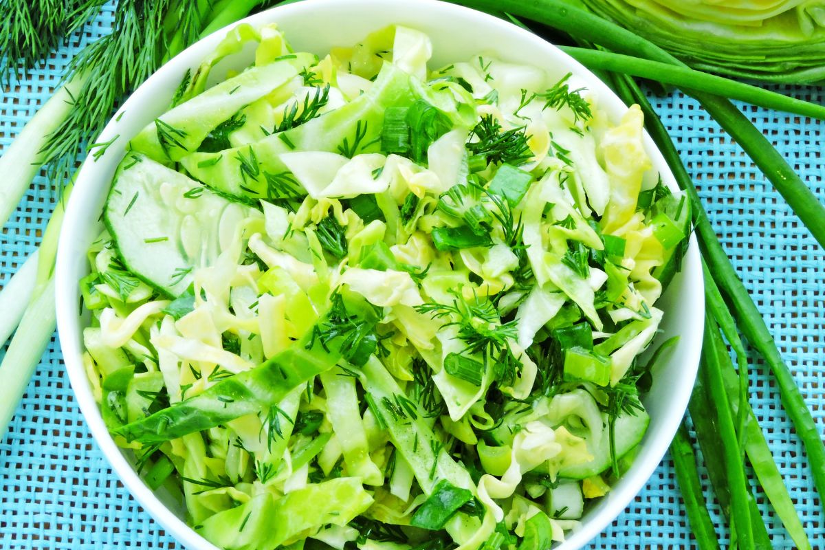 Siekam młodą kapustę i zalewam słodziutkim sosem. Surówka tak pyszna, iż znika szybciej niż mięso