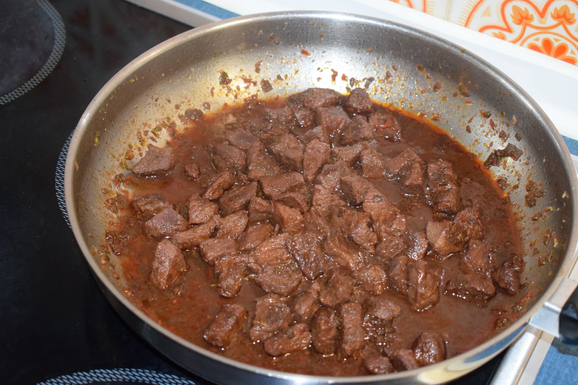 Wlej odrobinę do gulaszu, a mięso stanie się cudownie kruche i miękkie. Patent szefów kuchni