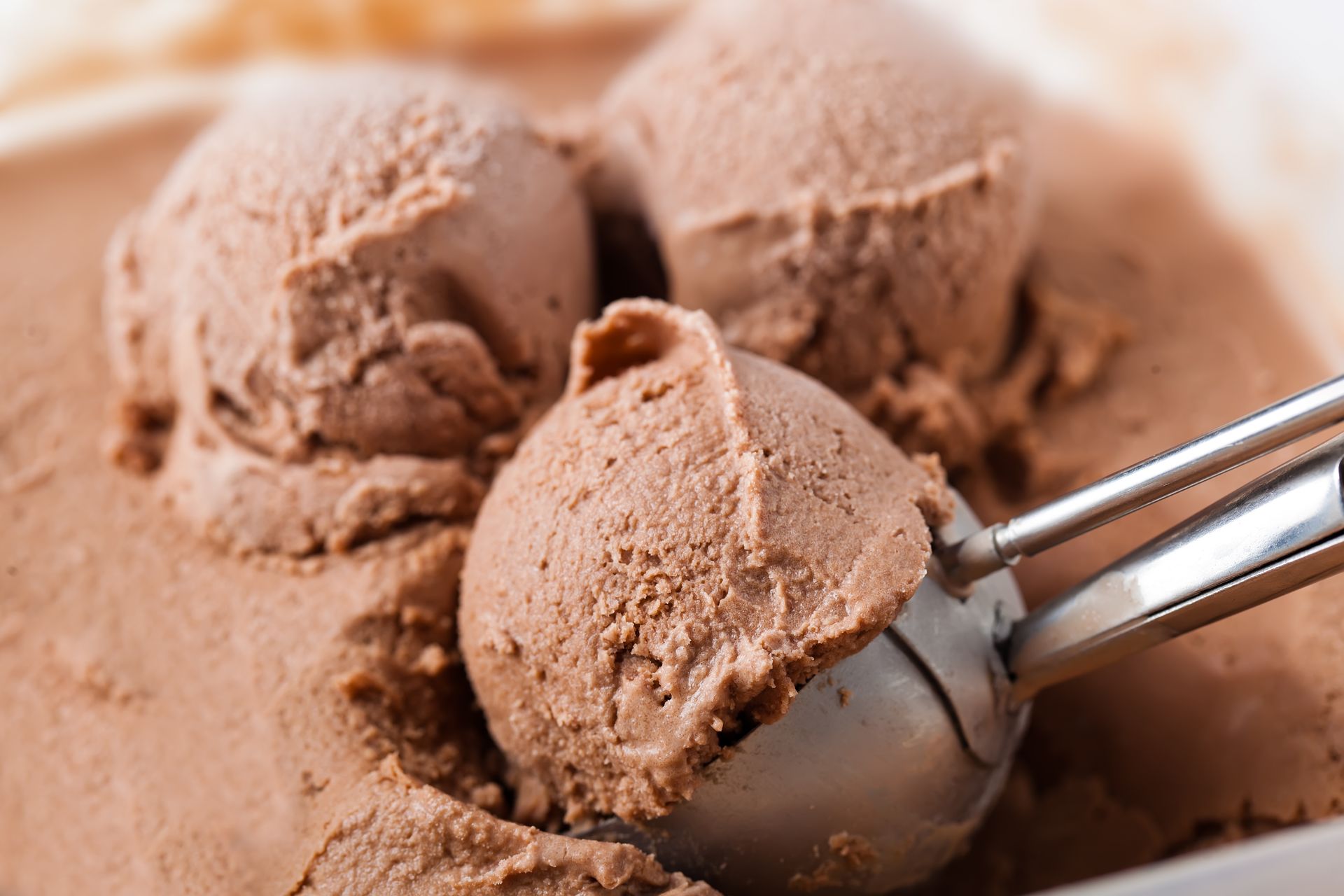 Przepis, który pokochają wszystkie dzieci. Te lody czekoladowe to pewniak na lato
